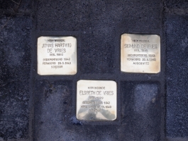 Comité Stolpersteine Gemeente Stadskanaal legt struikelstenen voor vermoorde Joodse inwoners