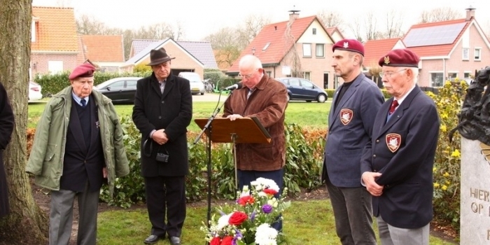 Veteranen leggen kransen bij Rolinbrug in Veele